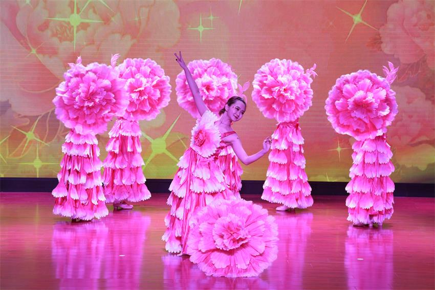 开云手机登录界面2019年度工作动员大会---舞蹈《花开树恩》