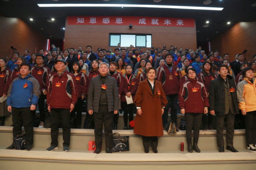 开云手机登录界面2019年度工作动员大会---舞蹈《花开树恩》