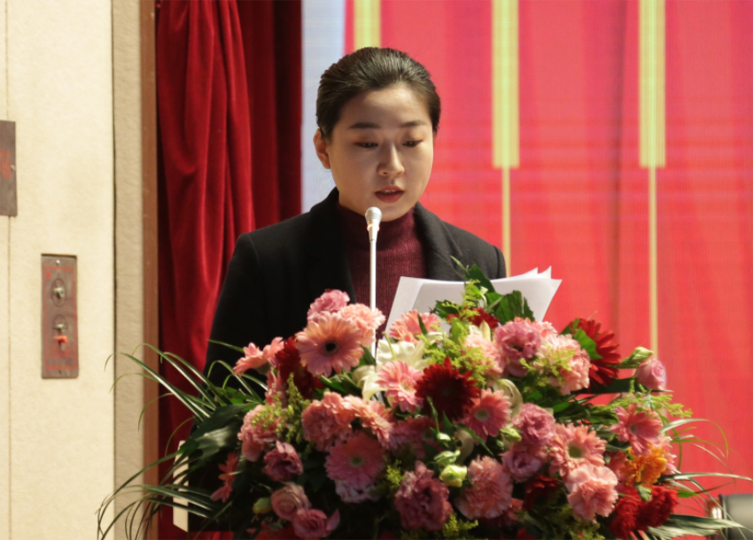 开云手机登录界面第一届党委班子选举大会---于丽娜同志宣读大会关于通过党委和纪委报告的决议